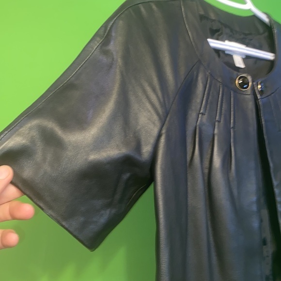 Loft by Ann Taylor Ladies Black Cropped Real Leather Jacket button cape style s0 - Picture 3 of 11